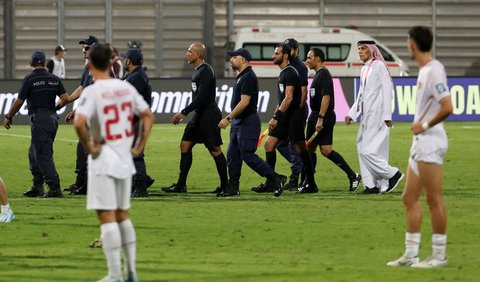 FOTO: Usai 'Bantu' Bahrain Gagalkan Kemenangan Timnas Indonesia, Wasit Kontroversial Keluar Lapangan Pakai Pengawalan