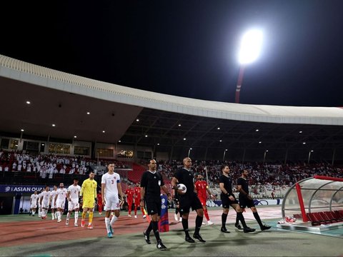 FOTO: Usai 'Bantu' Bahrain Gagalkan Kemenangan Timnas Indonesia, Wasit Kontroversial Keluar Lapangan Pakai Pengawalan