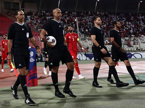 FOTO: Usai 'Bantu' Bahrain Gagalkan Kemenangan Timnas Indonesia, Wasit Kontroversial Keluar Lapangan Pakai Pengawalan