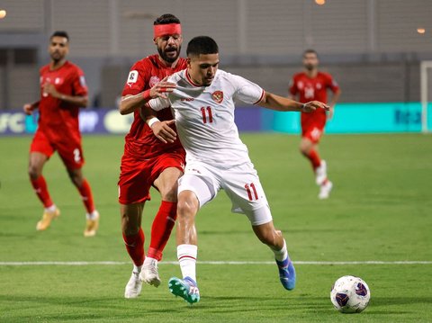 FOTO: Usai 'Bantu' Bahrain Gagalkan Kemenangan Timnas Indonesia, Wasit Kontroversial Keluar Lapangan Pakai Pengawalan