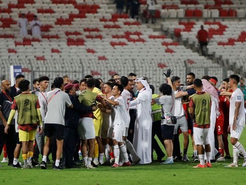 FOTO: Usai 'Bantu' Bahrain Gagalkan Kemenangan Timnas Indonesia, Wasit Kontroversial Keluar Lapangan Pakai Pengawalan