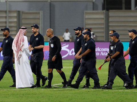 FOTO: Usai 'Bantu' Bahrain Gagalkan Kemenangan Timnas Indonesia, Wasit Kontroversial Keluar Lapangan Pakai Pengawalan