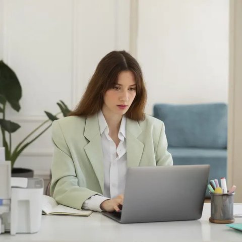 Ilustrasi wanita yang stres akibat tekanan kerja (pexels.com/olly).