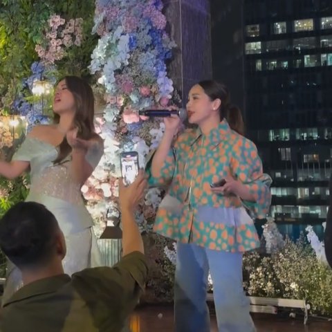 Potret Nagita Slavina Diajak Duet Bareng Raisa di Atas Panggung, Raffi Ahmad Terdepan Rekam Istri Cantiknya