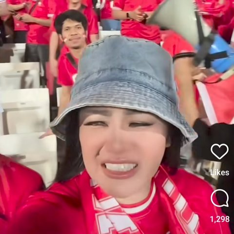 Nonton Langsung di Stadion, Fitri Carlina Nangis Gara-gara Kontroversi Wasit di Indonesia VS Bahrain 'Ya Allah Nyesek Banget'