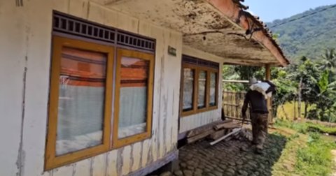 Tetap Bahagia, Pasangan Beda Usia Ini Tinggal di Rumah Gubuk Terpencil