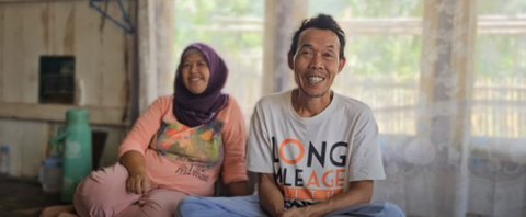 Tetap Bahagia, Pasangan Beda Usia Ini Tinggal di Rumah Gubuk Terpencil