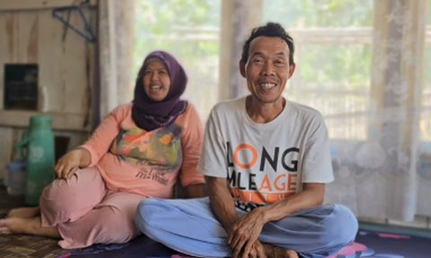 Tetap Bahagia, Pasangan Beda Usia Ini Tinggal di Rumah Gubuk Terpencil