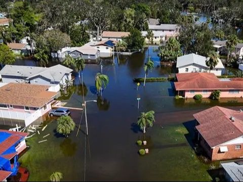 FOTO: Porak-poranda Florida AS Diamuk Badai 'Monster' Milton hingga Korban Tewas Berjatuhan