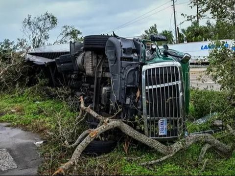 FOTO: Porak-poranda Florida AS Diamuk Badai 'Monster' Milton hingga Korban Tewas Berjatuhan