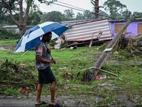 FOTO: Porak-poranda Florida AS Diamuk Badai 'Monster' Milton hingga Korban Tewas Berjatuhan