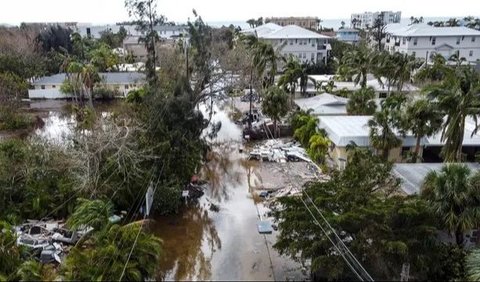 FOTO: Porak-poranda Florida AS Diamuk Badai 'Monster' Milton hingga Korban Tewas Berjatuhan