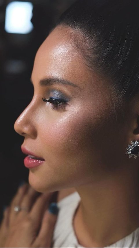 Tampak dari samping, Kaluna versi Yunita Siregar terlihat sangat cantik. Dengan makeup yang sempurna dan anting elegan, ia tampak flawless dan stunning.<br>