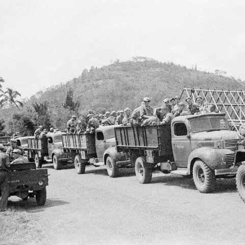 Iring-iringan truk infanteri Belanda saat Operasi Produk, Aksi Polisionil Belanda yang pertama. (Wikimedia)