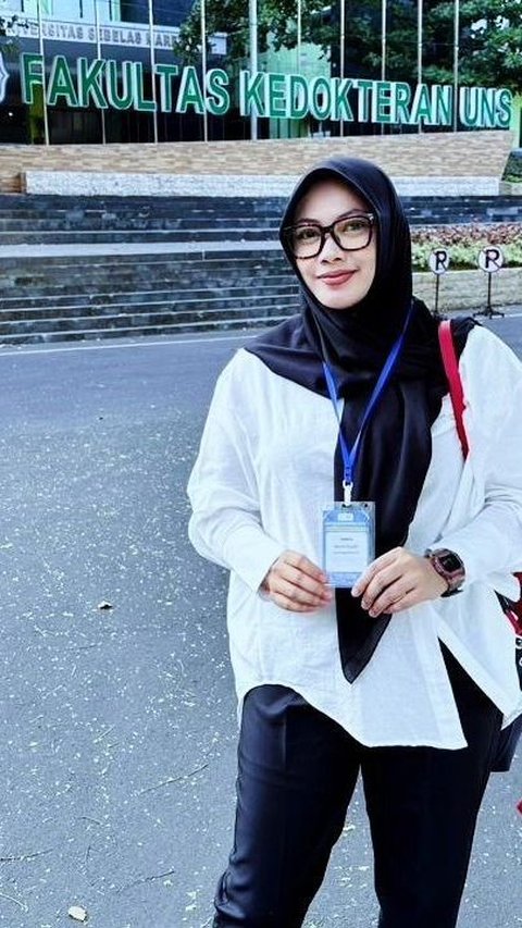 Setelah lama tidak muncul di media, dokter Astrid Gayatri baru saja resmi menyandang gelar sebagai spesialis THT dan Bedah Kepala Leher.<br>