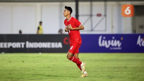 Malik Risaldi melakukan debutnya bersama Timnas Indonesia saat bertandang ke markas Bahrain pada laga Grup C Kualifikasi Piala Dunia 2026 yang berlangsung di Bahrain National Stadium, Riff