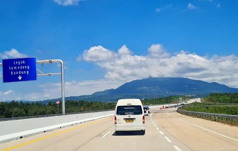 Sejumlah warga kecewa lantaran Tol Sukabumi yakni ruas Cigombong-Cibadak yang baru diresmikan Presiden Jokowi belum bisa digunakan pada akhir pekan ini. Ruas baru Tol Sukabumi itu baru bisa d