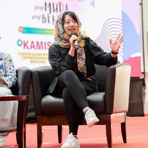 Beberapa waktu lalu, Leony berkesempatan untuk berkunjung ke Aceh dalam rangka pemutaran film pendek berjudul 'CANTIK'.