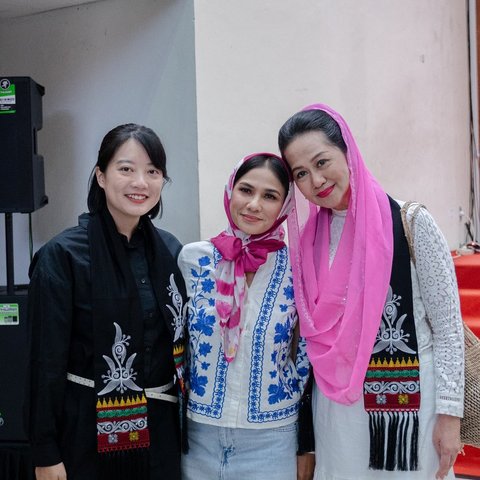 Kunjungannya itu juga disertai dengan sharing session bersama Nova Eliza, Ayu Dyah Pasha, serta teman-teman dari Suara Hati Perempuan Foundation.