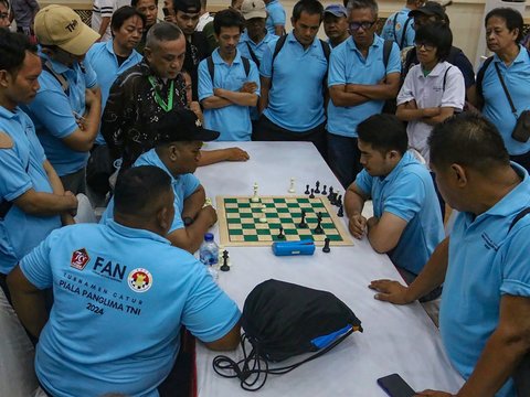 Berita Foto: Aktivis Menyerbu Mabes TNI, Bertarung Adu Strategi di Atas Papan Catur