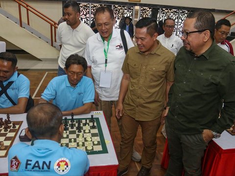 Berita Foto: Aktivis Menyerbu Mabes TNI, Bertarung Adu Strategi di Atas Papan Catur