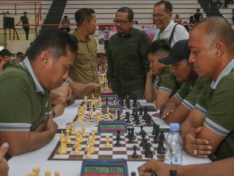 Berita Foto: Aktivis Menyerbu Mabes TNI, Bertarung Adu Strategi di Atas Papan Catur