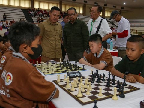 Berita Foto: Aktivis Menyerbu Mabes TNI, Bertarung Adu Strategi di Atas Papan Catur