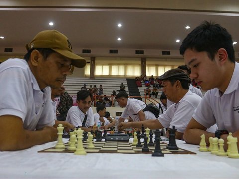 Berita Foto: Aktivis Menyerbu Mabes TNI, Bertarung Adu Strategi di Atas Papan Catur