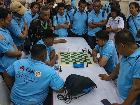 FOTO: Aktivis Menyerbu Mabes TNI, Bertarung Adu Strategi di Atas Papan Catur