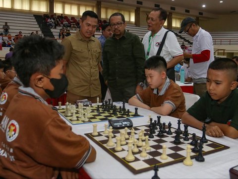 FOTO: Aktivis Menyerbu Mabes TNI, Bertarung Adu Strategi di Atas Papan Catur