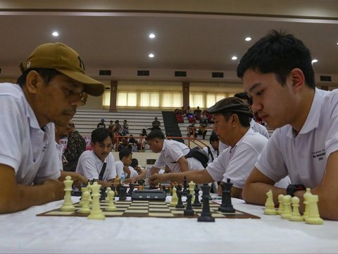 FOTO: Aktivis Menyerbu Mabes TNI, Bertarung Adu Strategi di Atas Papan Catur