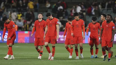 Xie Wenneng dari Timnas China merayakan gol yang dicetaknya bersama rekan setimnya selama pertandingan kualifikasi Piala Dunia FIFA 2026 zona Asia antara Australia dan China di Adelaide pa