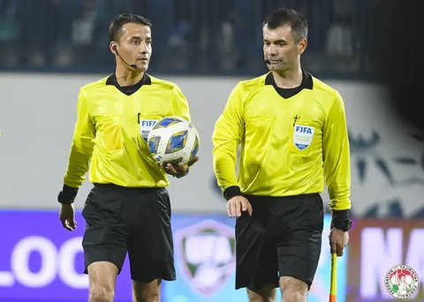 Wasit Ahmed Al Kaf tak segera meniup peluit tanda akhir pertandingan meski injury time melebihi waktu yang ditentukan, yaitu 6 menit. (AFP/Hector Retamal)