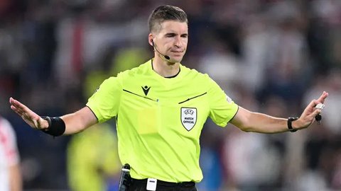 Wasit Ahmed Al Kaf tak segera meniup peluit tanda akhir pertandingan meski injury time melebihi waktu yang ditentukan, yaitu 6 menit. (AFP/Hector Retamal)