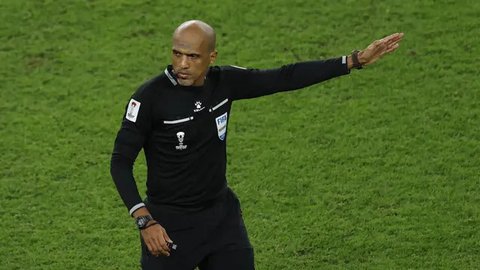 Wasit Ahmed Al Kaf tak segera meniup peluit tanda akhir pertandingan meski injury time melebihi waktu yang ditentukan, yaitu 6 menit. (AFP/Hector Retamal)