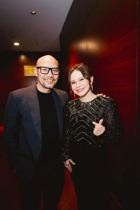 Rossa saat belajar main drum dengan mantan suaminya, Yoyo Padi. (Instagram @itsrossa910 via merdeka.com)