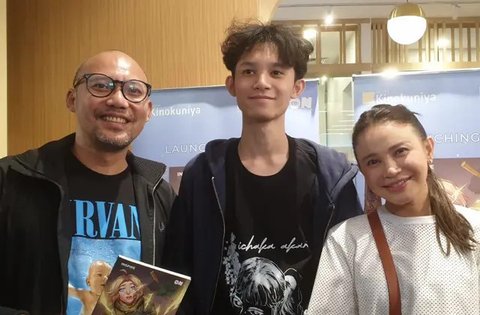 Rossa saat belajar main drum dengan mantan suaminya, Yoyo Padi. (Instagram @itsrossa910 via merdeka.com)