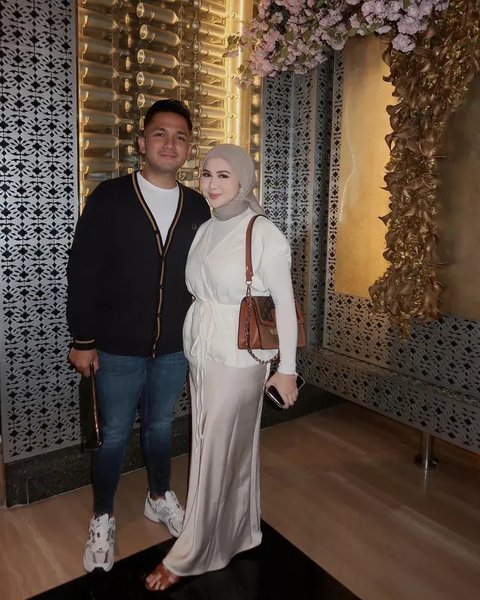 Kesha Ratuliu mengumumkan hamil anak ketiga di medsos. Ia kebanjiran ucapan selamat dari Syifa Hadju hingga mantan pacar El Rumi, Marsha Aruan. (Foto: Dok. Instagram @kesharatuliu05)