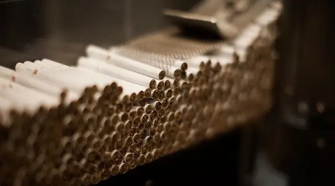 Sejumlah batang rokok ilegal diperlihatkan petugas saat rilis rokok ilegal di Kantor Direktorat Jenderal Bea Cukai, Jakarta, Jumat (30/9). Rokok ilegal ini diproduksi oleh mesin dengan total