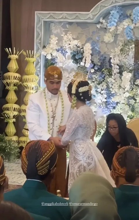 Anggika Bolsterli dan Omar Armandiego Menikah (Sumber: Instagram/anggikabolsterli)