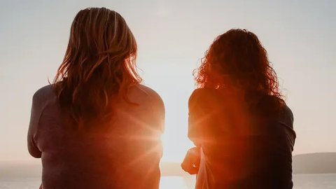 ilustrasi teman perempuan/Photo by Briana Tozour on Unsplash