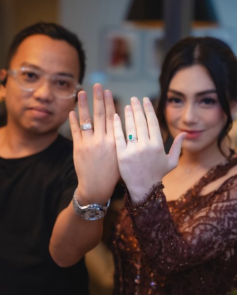 Selain itu, keduanya juga memamerkan cincin yang melingkar di jari manis masing-masing, seakan baru lamaran.