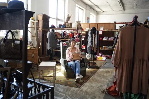 Tips Thrifting Agar Mendapatkan Barang Berkualitas dengan Harga Miring | copyright freepik