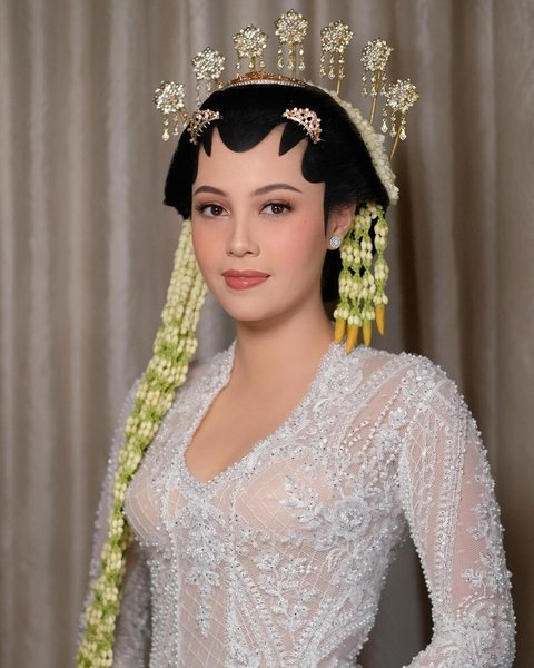 Hari ini Anggika Bolsterli melangsungkan pernikahannya dengan Omar Armandiego. Ia tampil cantik dan manglingi dengan kebaya dan sanggul Jawa, Minggu (13/10).