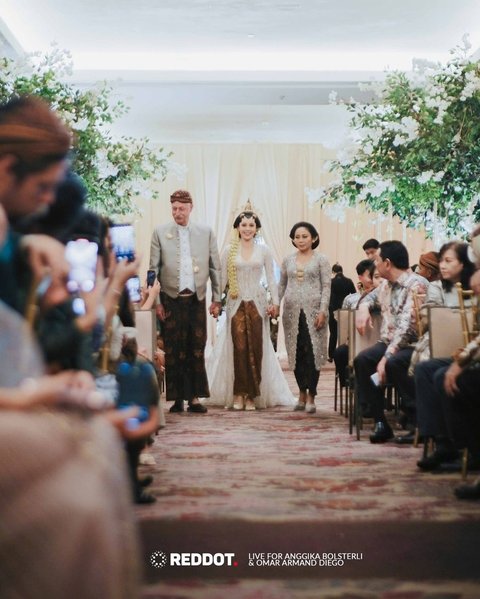 Proses akad nikah Anggika dan Omar digelar dengan khidmat. Omar meminang Anggika dengan mas kawin logam mulia dan uang Swiss yang prosesi akadnya dipasrahkan kepada wali hakim oleh ayah Anggika.