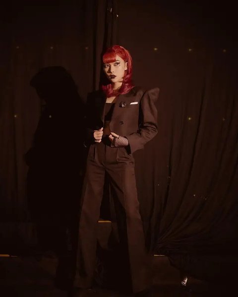 Gaya rambut Isyana Sarasvati. (Instagram.com/isyanasarasvati)