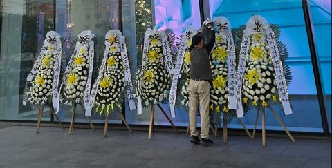Pernyataan ini disambut negatif fans RIIZE di Korea. Selain membuat tagar di X, mereka juga mengirimkan karangan bunga duka cita yang meminta Seunghan untuk keluar.