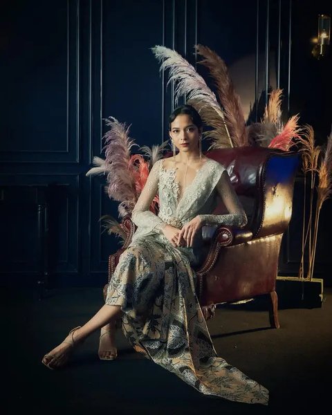 Putri Marino tampil anggun mengenakan kebaya modern brokat putih dipadukan kain batik sebagai bawahan yang juga dari Saptodjojokartiko. Melengkapi penampilan dengan anting-anting dari Tulola.