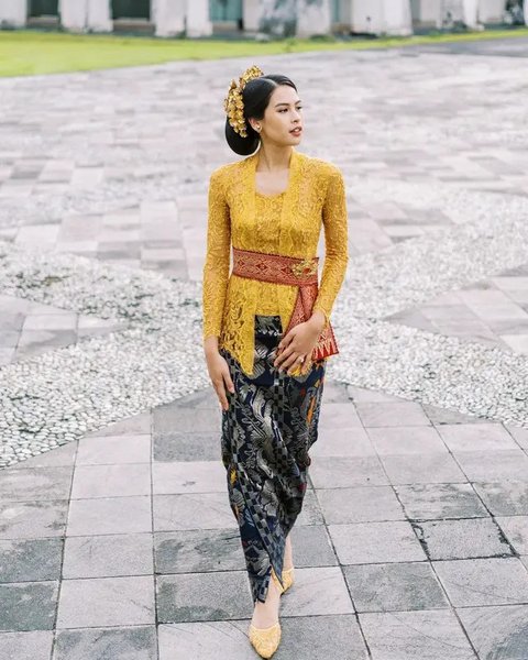 Putri Marino tampil anggun mengenakan kebaya modern brokat putih dipadukan kain batik sebagai bawahan yang juga dari Saptodjojokartiko. Melengkapi penampilan dengan anting-anting dari Tulola.