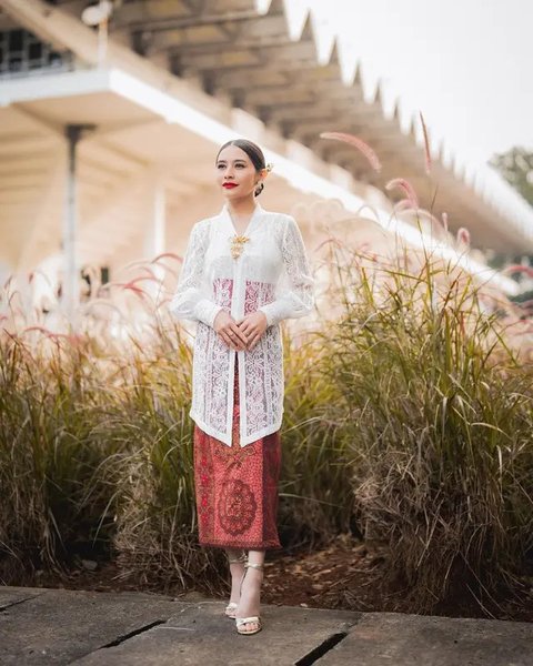 Putri Marino tampil anggun mengenakan kebaya modern brokat putih dipadukan kain batik sebagai bawahan yang juga dari Saptodjojokartiko. Melengkapi penampilan dengan anting-anting dari Tulola.